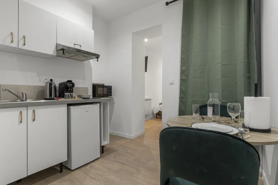 Studio Forêt — coin repas et kitchenette