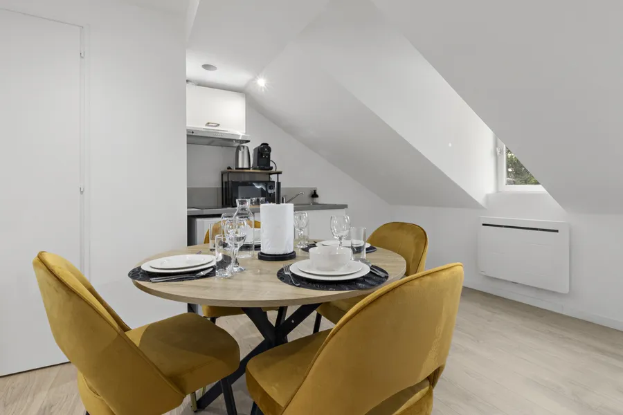 Studio Levée de soleil — coin repas et kitchenette