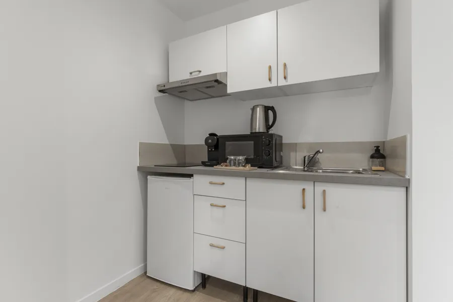 Studio Sable blanc — coin repas et kitchenette